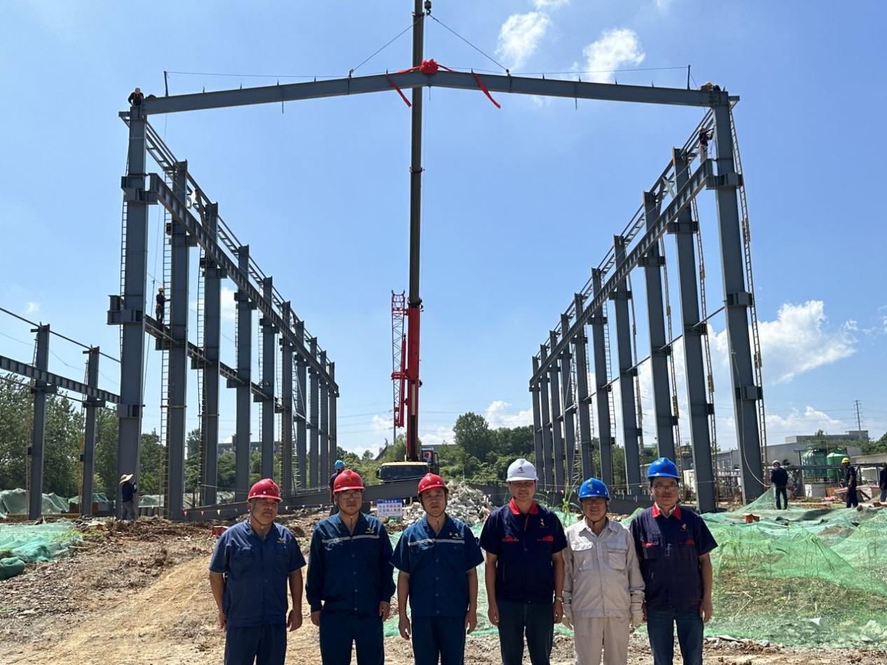 銅冠（池州）100kta壓鑄鋅合金主廠(chǎng)房項(xiàng)目首榀鋼梁成功吊裝
