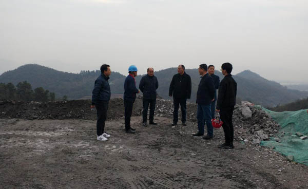 集團(tuán)公司黨委副書記、總經(jīng)理龔華東到矸石項(xiàng)目部視察 